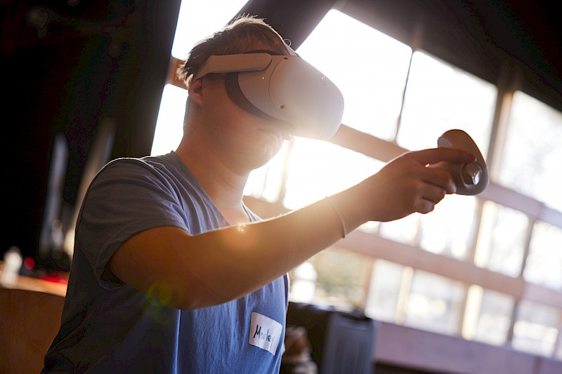 Ein Junge spielt mit einer VR-Brille.