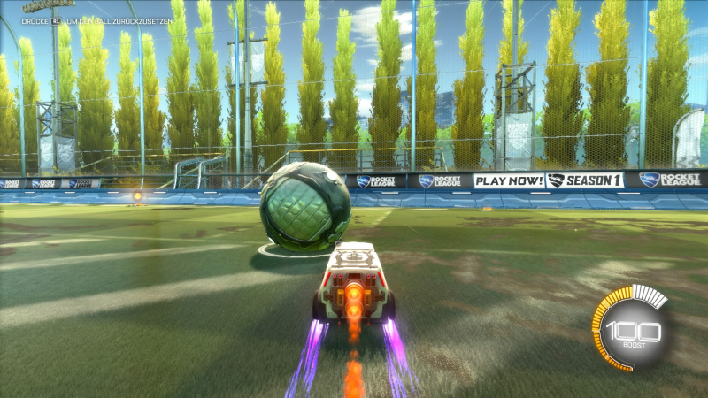 Ein Bild von Rocket League. Ein Auto fährt mit buntem Auspuff zum Ball.