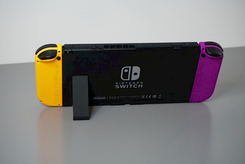 Die Nintendo Switch im Tisch-Modus von hinten.