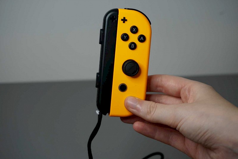 Der rechte Joy-Con. Seine Tasten sind beschriftet mit X Y A und B