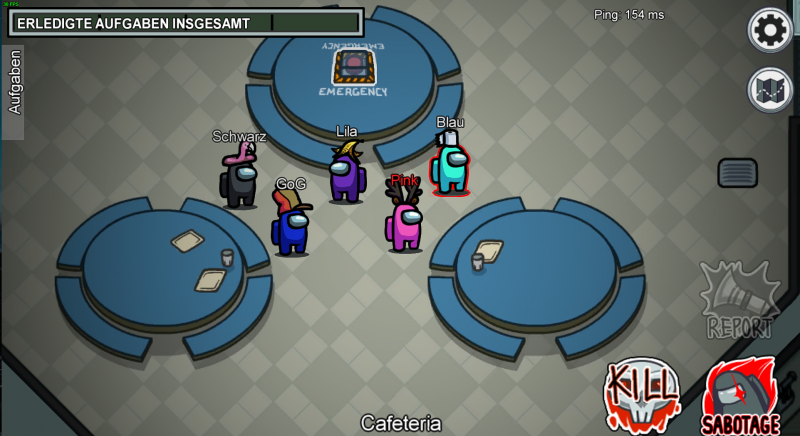 Ein Screenshot von Among Us. Fünf Figuren stehen in der Cafeteria und alle tragen verschiedene Farben und Hüte. Unten rechts sind die Knöpfe für Kill und Sabotage eingeblendet.