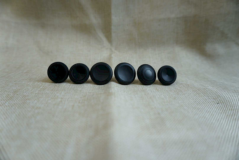 6 Analog-Sticks liegen nebeneinander.