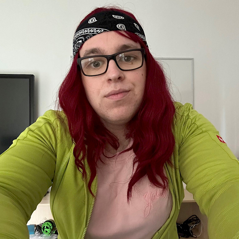 Ein Bild von Casey Kreer. Sie macht ein Selphy von sich und schaut dabei in die Kamera.