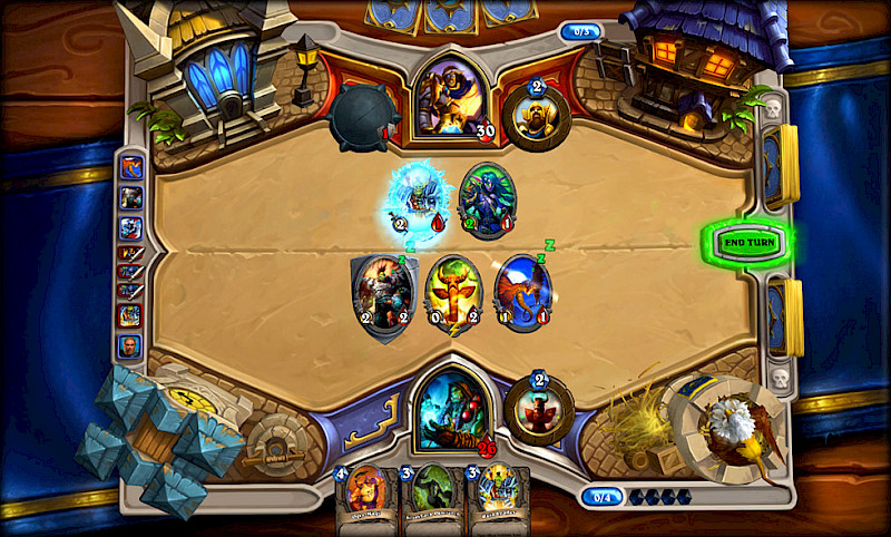 Screenshot von Hearthstone. Auf einem zweidimensionalen Feld werden Magier, Schurken oder Krieger gegeneinander ausgespielt. Es handelt sich um ein buntes Kartenlegespiel.