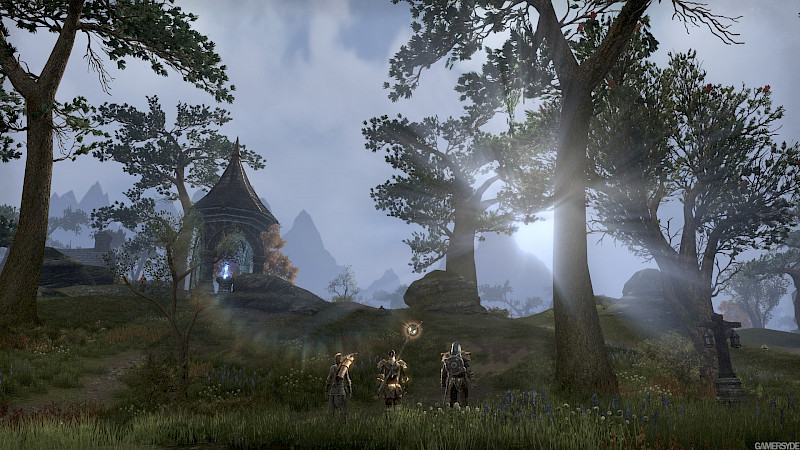 Screenshot von The Elder Scrolls Online. Ein Turm im Hintergrund. Drei Charaktere mit Rüstungen stehen in der Natur.