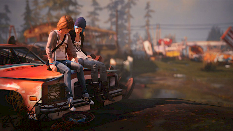 Screenshot Life is Strange. Zwei Personen sitzen auf der Motorhaube eines Autos.