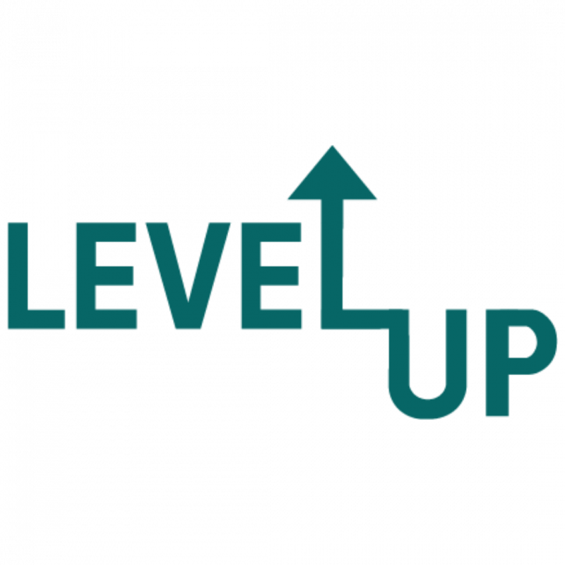 Logo Level Up als grüner Schriftzug. Das L ist ein Pfeil nach oben.
