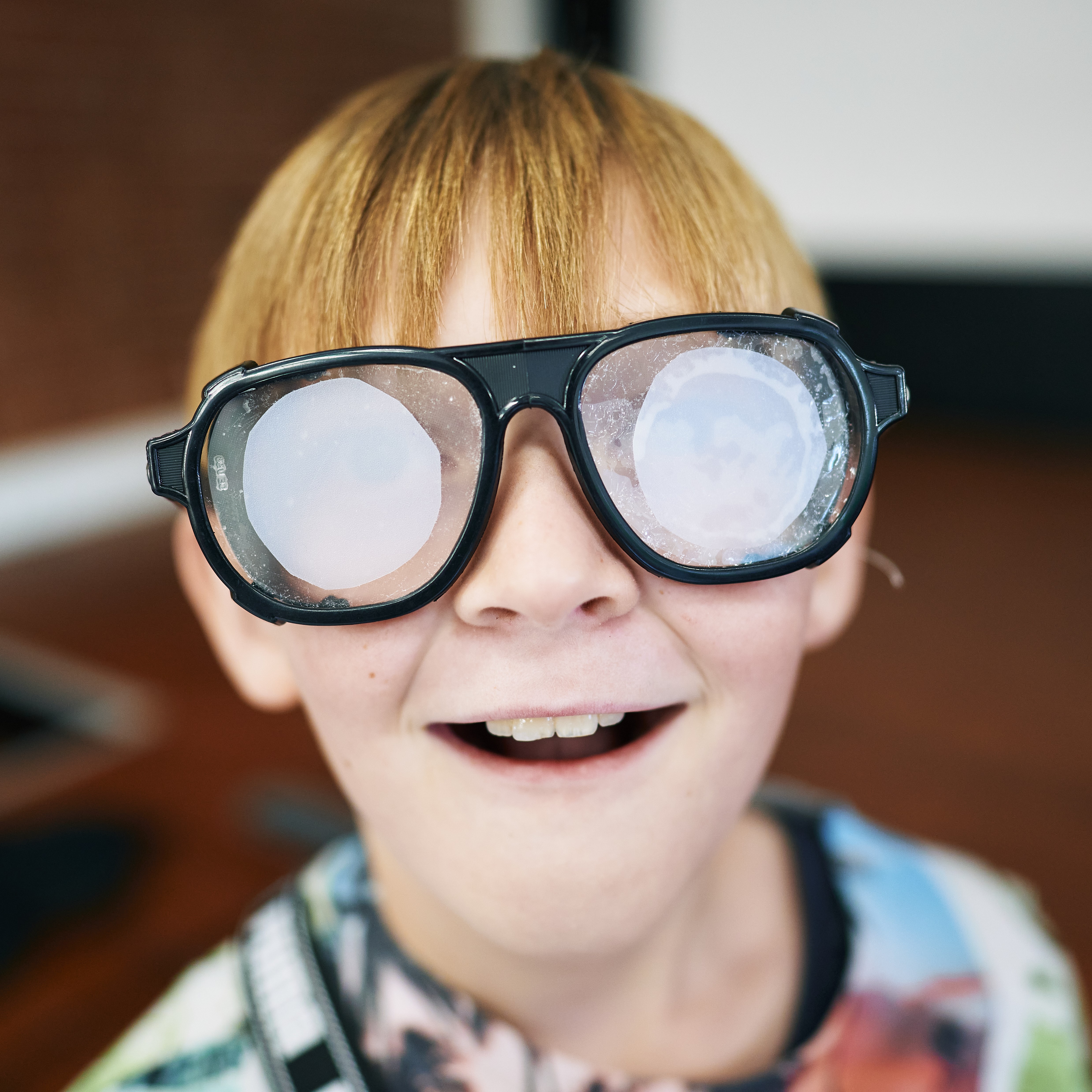 Ein Kind trägt eine Simulationsbrille.