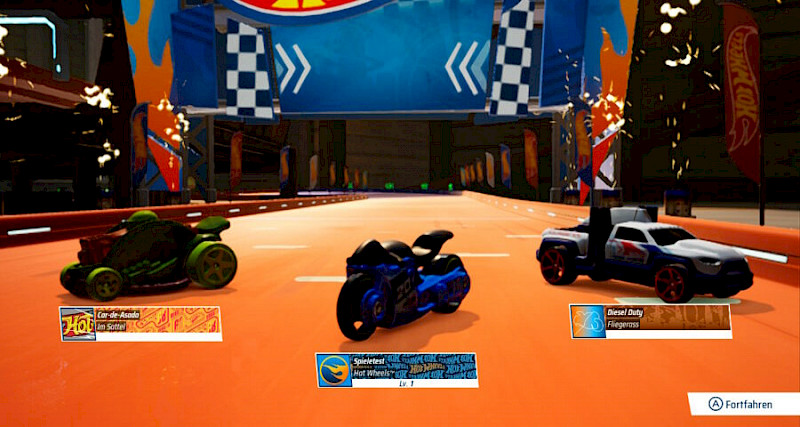 Zwei Autos und ein Motorrad in der Mitte in Cartoon-Grafik. Sie stehen auf einer orangenen Renn-Strecke. Darunter stehen die Namen: Car-de-Asado, Spieletest und Diesel Duty.