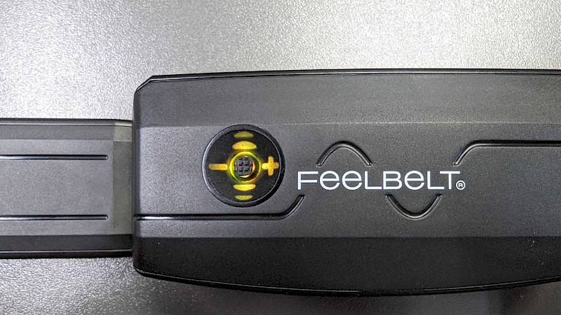 Vorne am Feelbelt ist ein kleiner Joystick. Du kannst den Joystick in vier Richtungen bewegen.