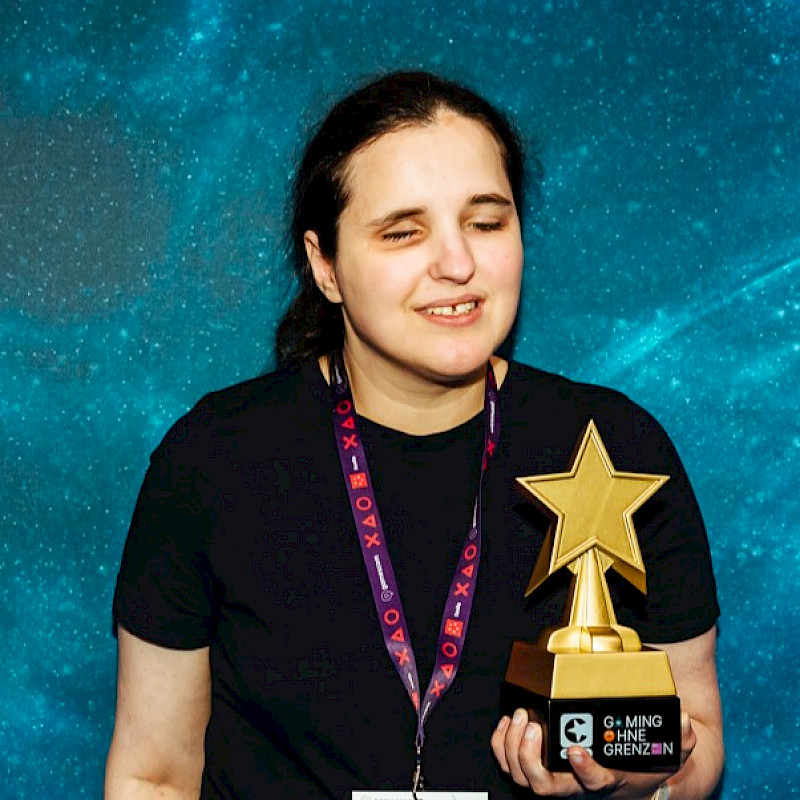 Svenja hält den goldenen, sternförmigen Pokal in der Hand.