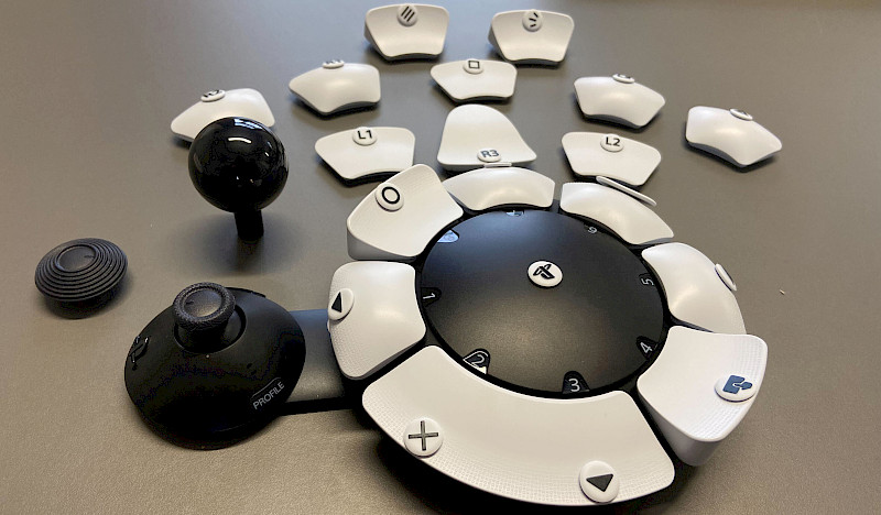 Der PlayStation Access Controller. Alle mitgelieferten und nicht angebrachten Teile liegen daneben.