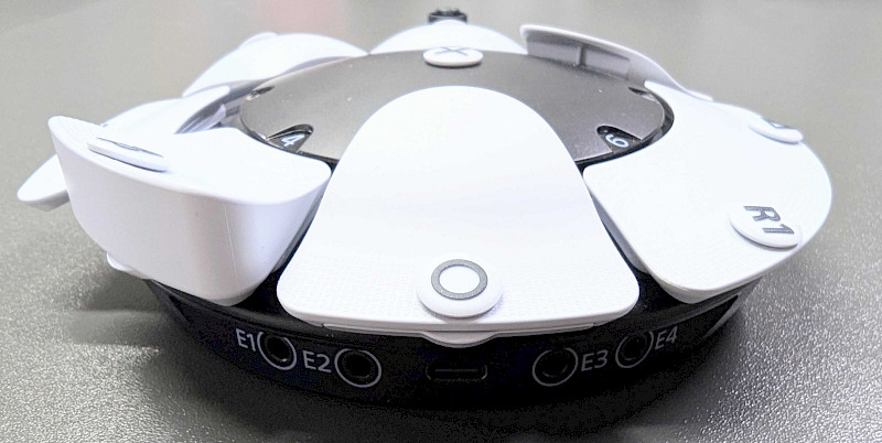 Die Seitenansicht des PlayStation Access Controllers. Unter den Tasten liegen die Klinkenanschlüsse E1-E4.