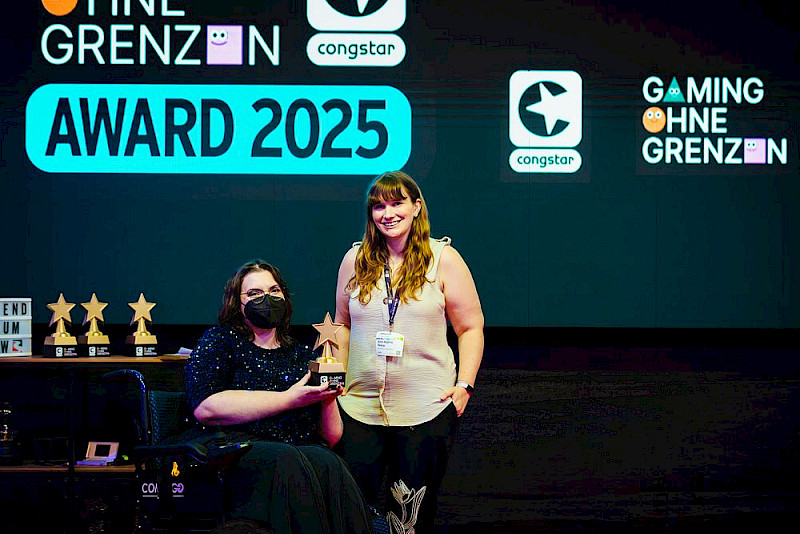 Links auf dem Foto ist Lauren Radford. Sie nahm den Award für Repräsentation entgegen. Neben ihr ist die Laudatorin Annie Pekie.