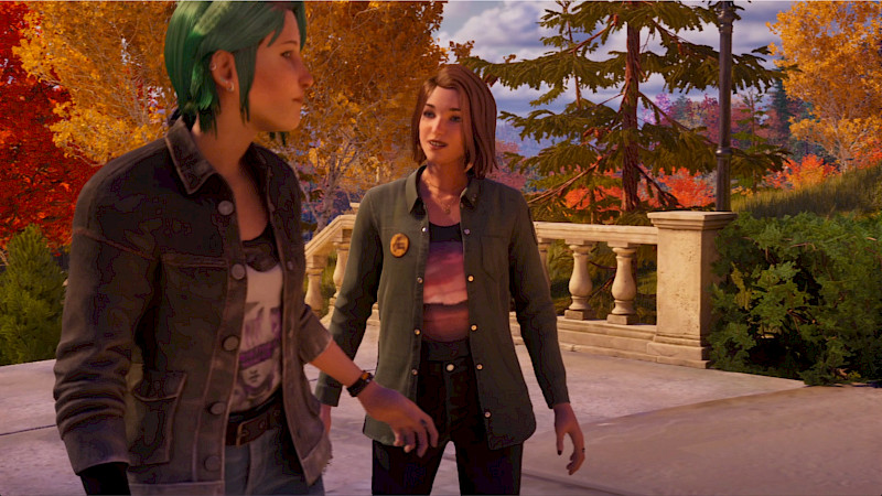 Screenshot von Life is Strange Reunion. Max und Chloe stehen vor einem Geländer. Im Hintergrund sind Bäume. Es ist der Sonnenuntergang.